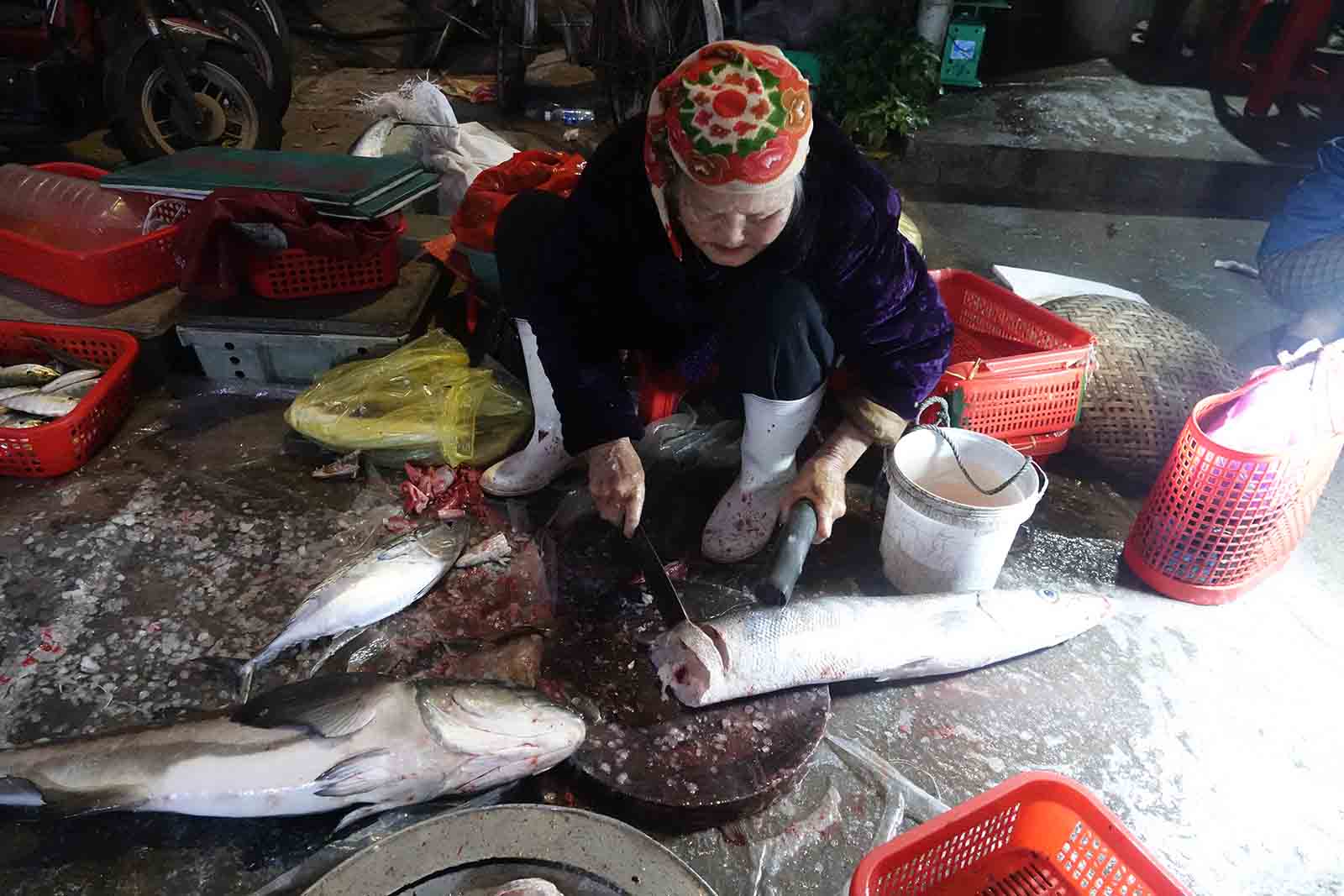 Cu ba nay dang cat nho nhung lat ca de ban. Anh: Tran Tuan.