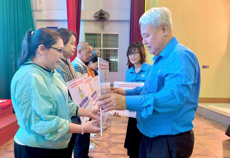 Mr. Vo Khac Thai - Chairman of the Ho Chi Minh City Labor Federation - presented the "Union Shelter" logo to union members' families and workers with housing difficulties in Binh Tan District, Ho Chi Minh City. Photo: Duc Long