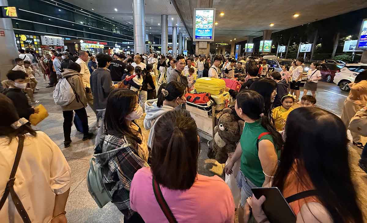 Tan Son Nhat Airport is packed with people welcoming overseas Vietnamese home for Tet. Photo: Anh Tu