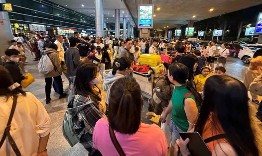 Sân bay Tân Sơn Nhất đông kín người đón Việt kiều về ăn Tết. Ảnh: Anh Tú