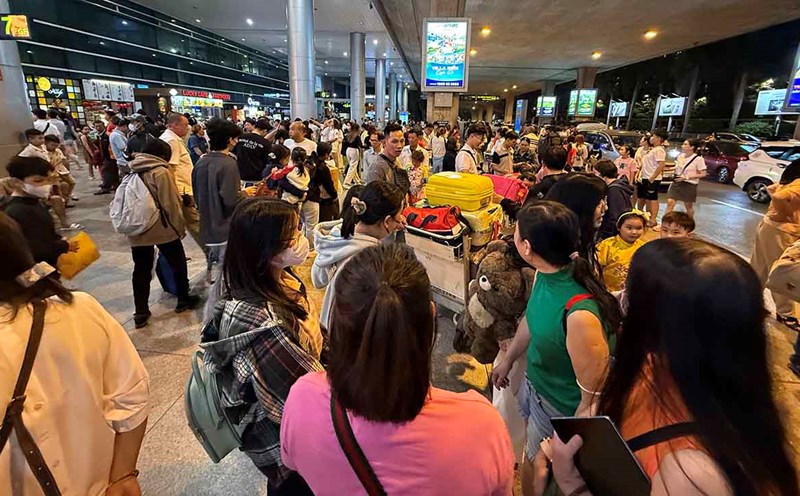 Tan Son Nhat Airport is packed with people welcoming overseas Vietnamese home for Tet. Photo: Anh Tu