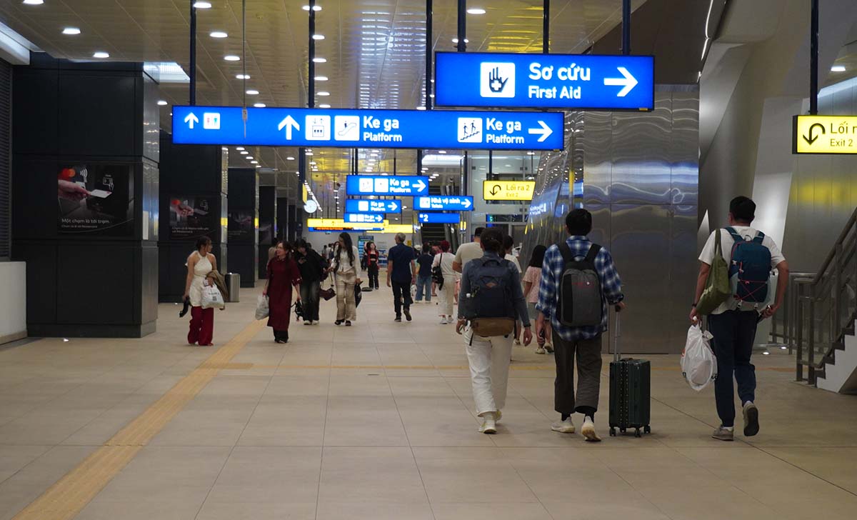 Many people choose to travel by Metro Line 1 to the new Eastern Bus Station to return home for Tet. Photo: Nhu Quynh