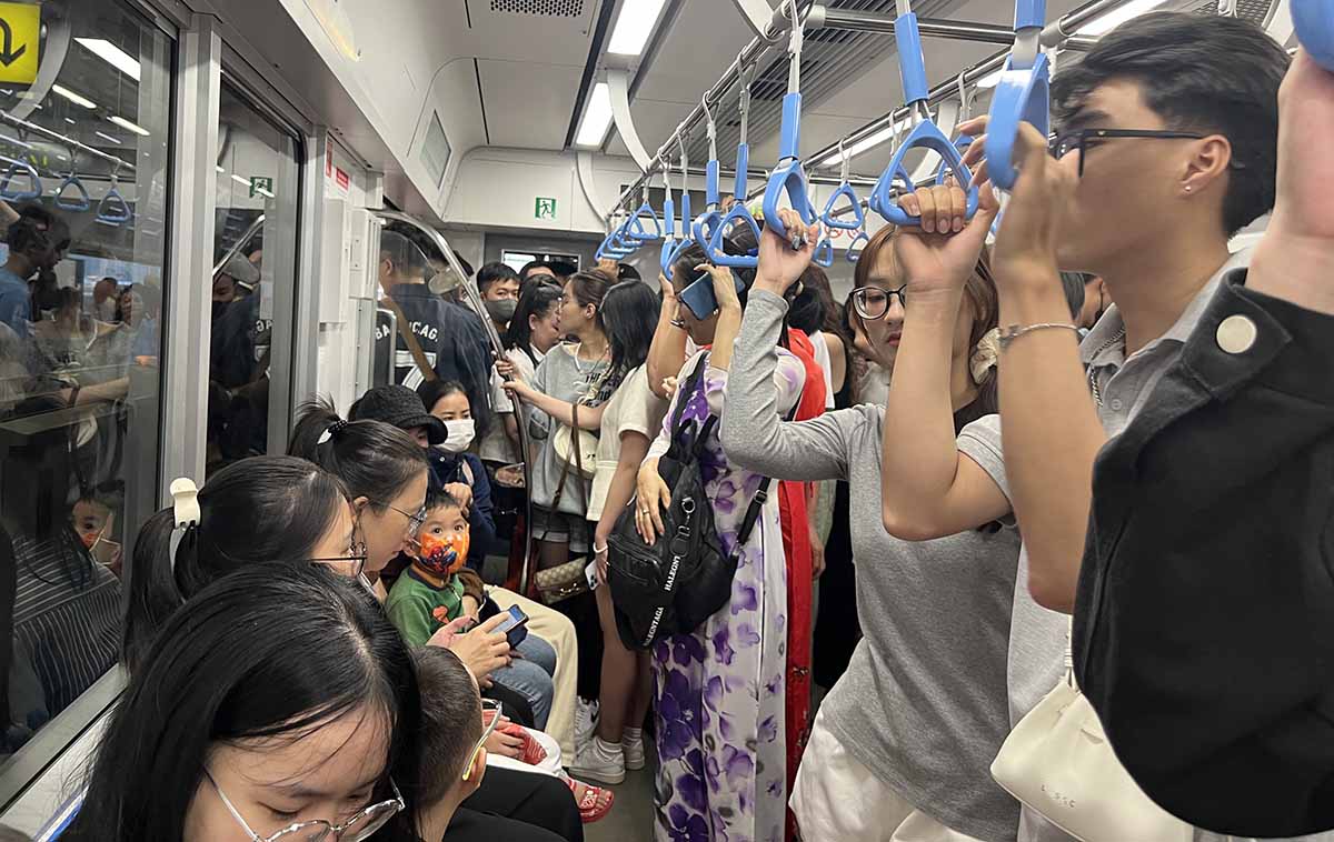 Metro dong duc hon vao gio tan tam nhung ngay can Tet, nguoi dan di lam, ve que don Tet som. Anh: Nhu Quynh