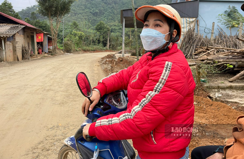 Chi Dang Thi Hoa (xa Phuc Khanh) phan khoi vi duong giao thong duoc cac cap chinh quyen quan tam dau tu. Anh: Dinh Dai