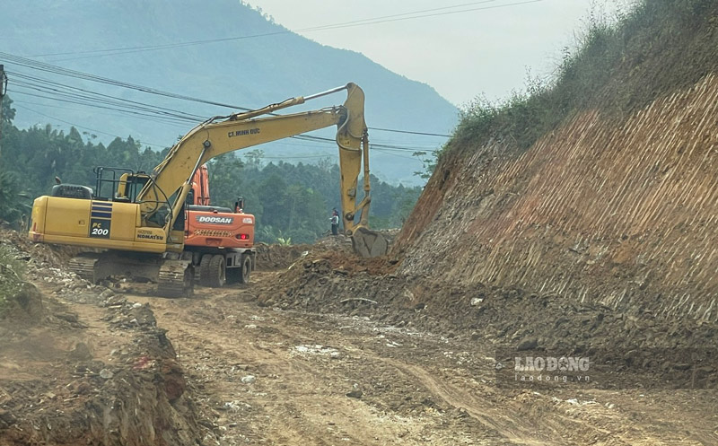 May moc thi cong duong dan vao xa Phuc Khanh. Anh: Dinh Dai