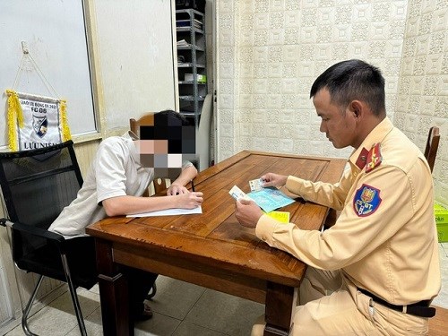 Một tài xế bị xử phạt vì không nhường đường cho xe ưu tiên ở Hà Nội. Ảnh: Công an cung cấp