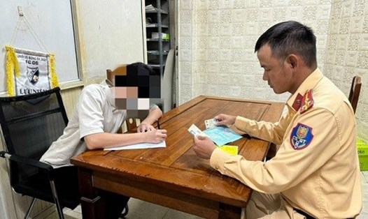 Một tài xế bị xử phạt vì không nhường đường cho xe ưu tiên ở Hà Nội. Ảnh: Công an cung cấp