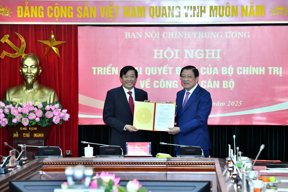 Member of the Politburo, Secretary of the Party Central Committee, Head of the Central Internal Affairs Commission Phan Dinh Trac presented the decision to Mr. Bui Van Nghiem. Photo: Ai Van