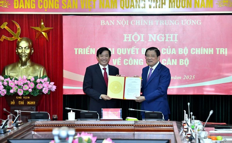 Member of the Politburo, Secretary of the Party Central Committee, Head of the Central Internal Affairs Commission Phan Dinh Trac presented the decision to Mr. Bui Van Nghiem. Photo: Ai Van