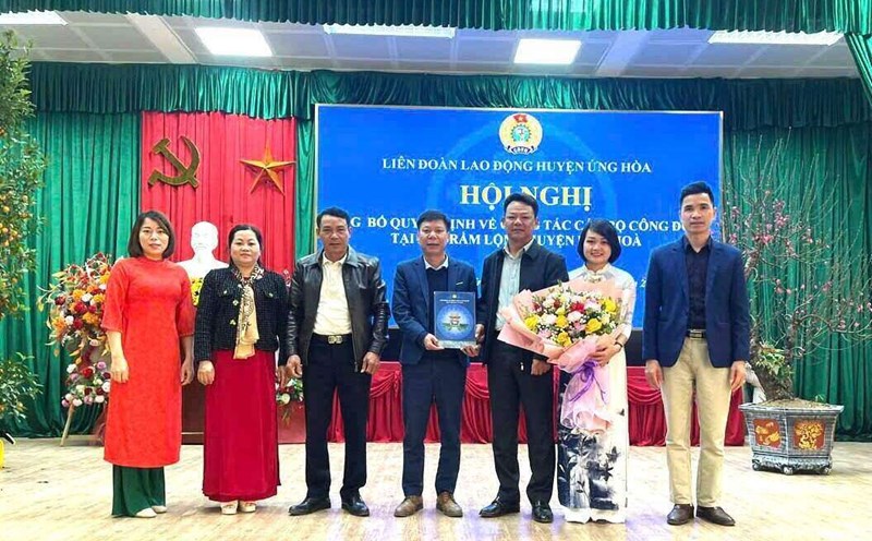 Ung Hoa District Labor Federation presented the Decision to establish grassroots unions after the merger. Photo: Grassroots Union