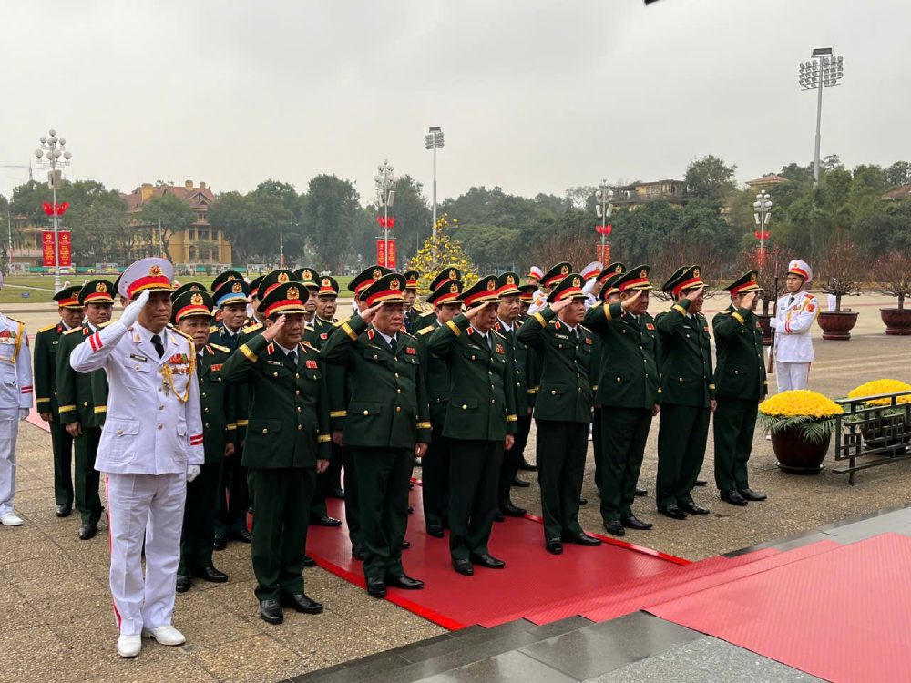 Quan uy Trung uong, Bo Quoc phong den dat vong hoa va vao Lang vieng Chu tich Ho Chi Minh. Anh: Pham Dong