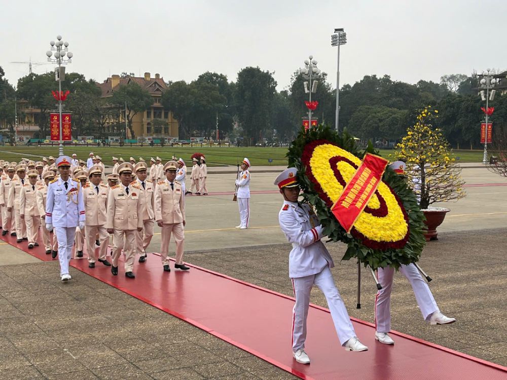 Doan dai bieu Dang uy Cong an Trung uong va Bo Cong an vao Lang vieng Chu tich Ho Chi Minh. Anh: Pham Dong