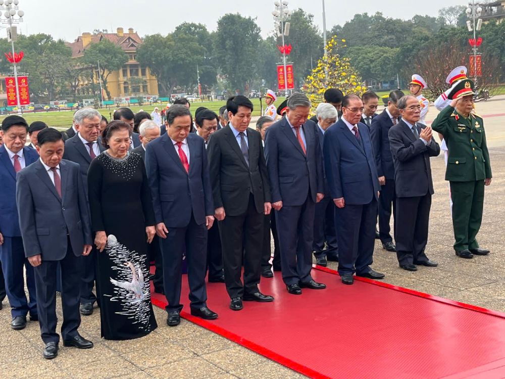 Delegation of leaders and former leaders of the Party and State visited President Ho Chi Minh's Mausoleum on the occasion of the Lunar New Year 2025. Photo: Pham Dong