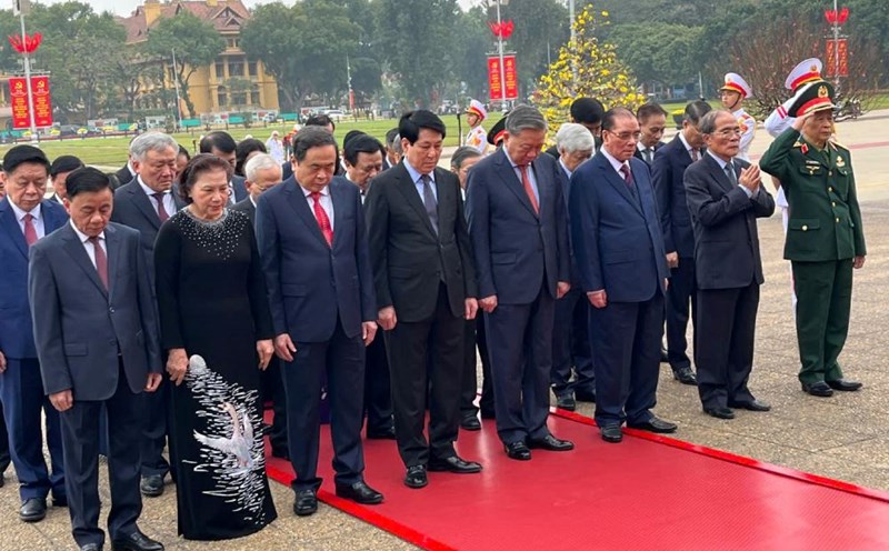 Delegation of leaders and former leaders of the Party and State visited President Ho Chi Minh's Mausoleum on the occasion of the Lunar New Year 2025. Photo: Pham Dong