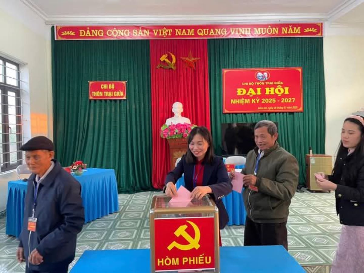 Party members of Trai Giua village Party cell, Dam Ha commune, Dam Ha district, Quang Ninh province vote to elect the Party cell secretary. Photo: Quang Ninh Media Center