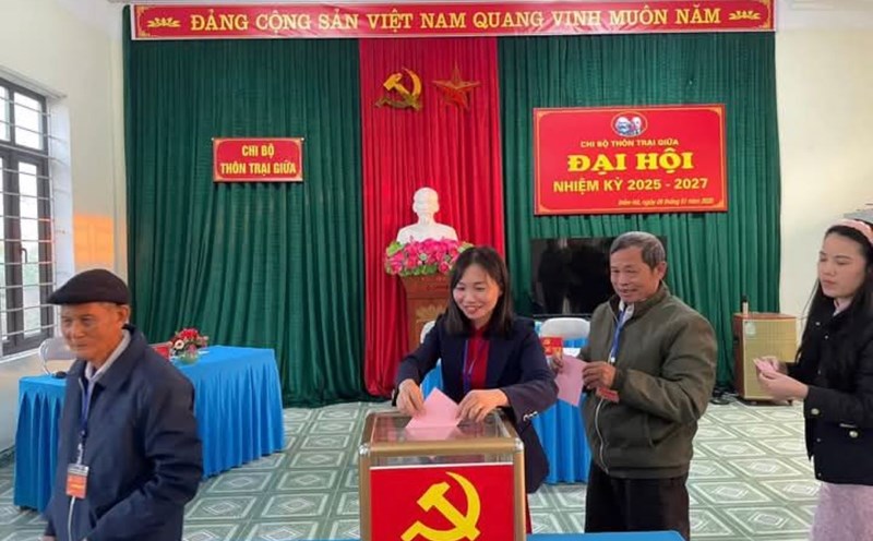 Party members of Trai Giua village Party cell, Dam Ha commune, Dam Ha district, Quang Ninh province vote to elect the Party cell secretary. Photo: Quang Ninh Media Center
