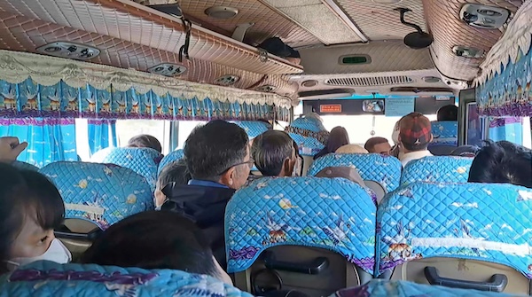 There is still a situation of overcrowding on the Da Nang - Hue bus route. Photo: Nguyen Linh