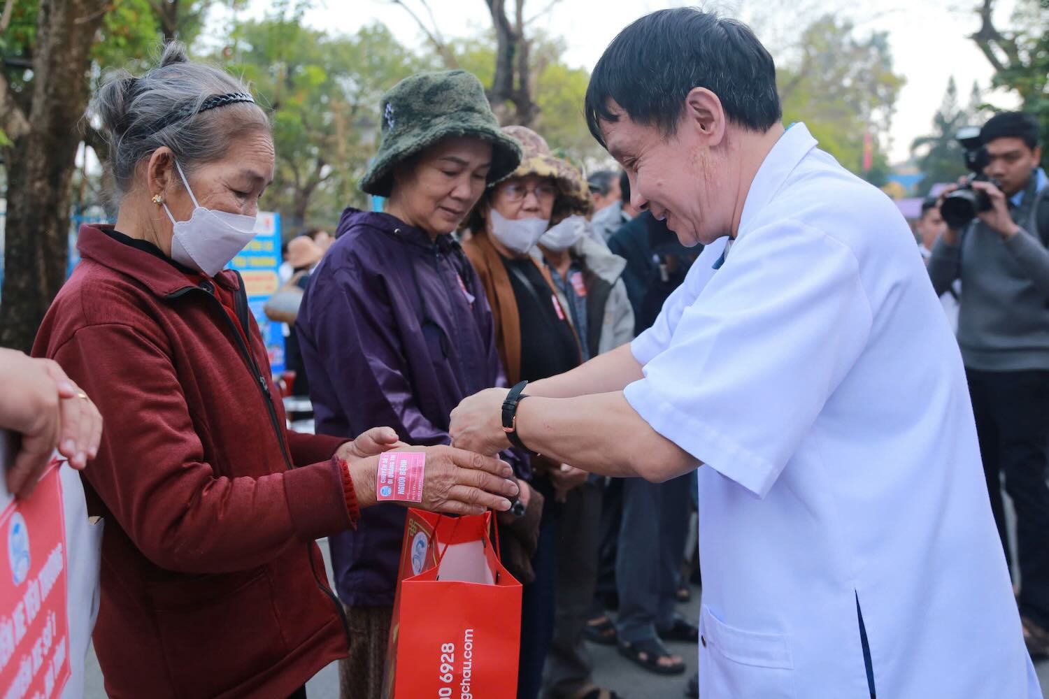 Professor Pham Nhu Hiep - Director of Hue Central Hospital gives Tet gifts to patients before returning home for Tet. Photo: Quang Hanh.