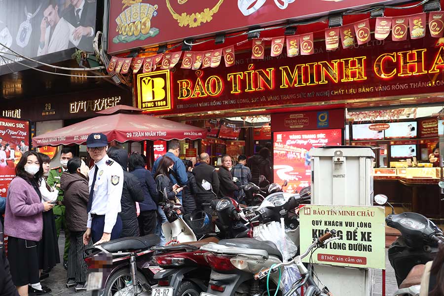 Gold prices increase again, Hanoi people still line up to buy