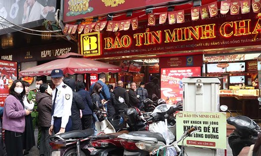 Giá vàng lại tăng, người dân Hà Nội vẫn xếp hàng chờ mua