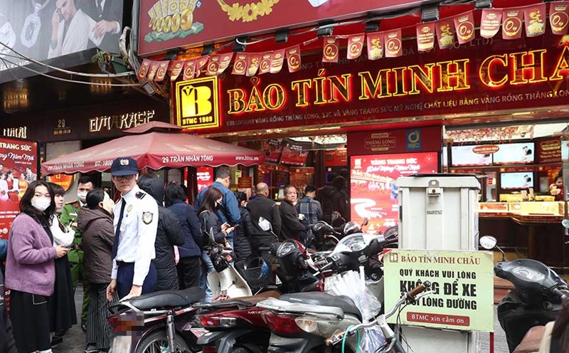 Gold prices increase again, Hanoi people still line up to buy