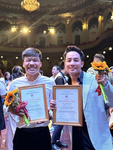 Nam nghe si cung tung nhan nhieu giai thuong lien quan den san khau kich. Anh: Nhan vat cung cap.