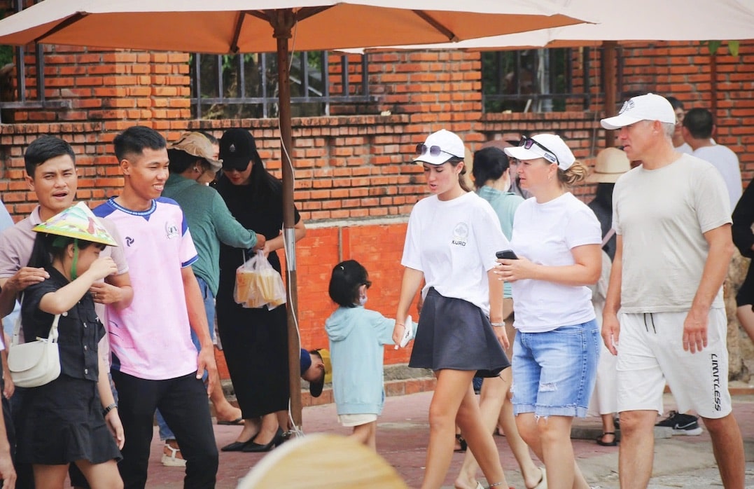 Khanh Hoa has developed many plans to help people and tourists enjoy Tet with peace of mind. Photo: Binh Quy