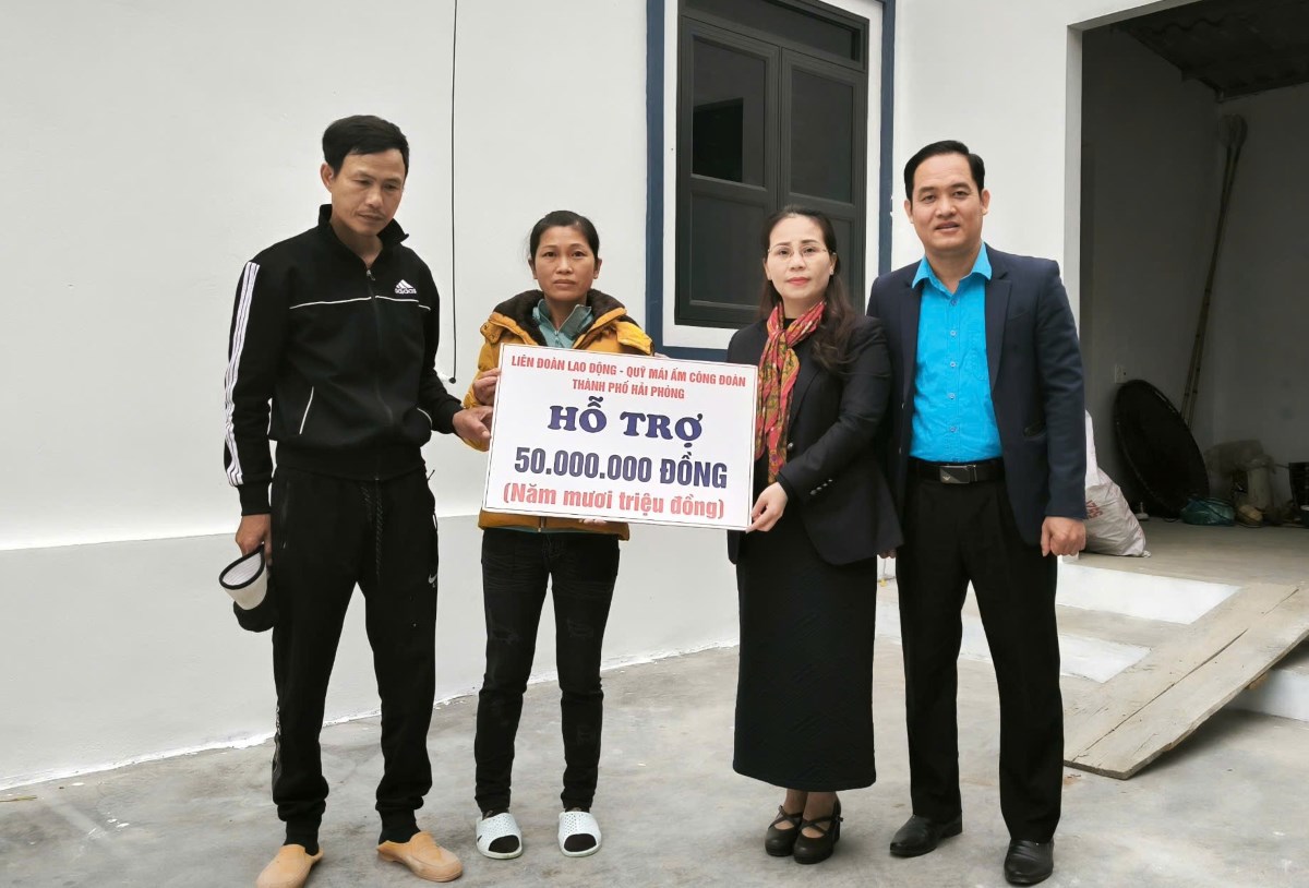 Representatives of the Hai Phong City Labor Federation presented financial support to Ms. Nguyen Thi Men. Photo: Duy Lan