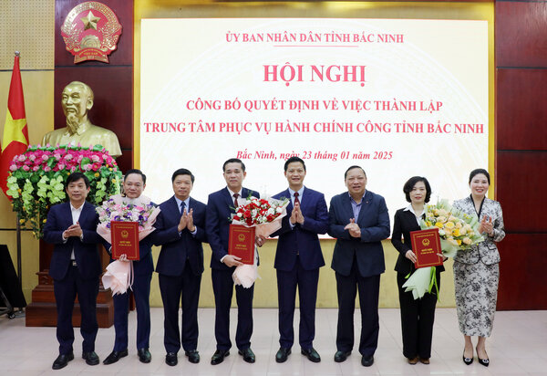 Leaders of Bac Ninh province presented the Decision and flowers to congratulate the leaders of the Provincial Public Administration Service Center. Photo: Dang Hoa