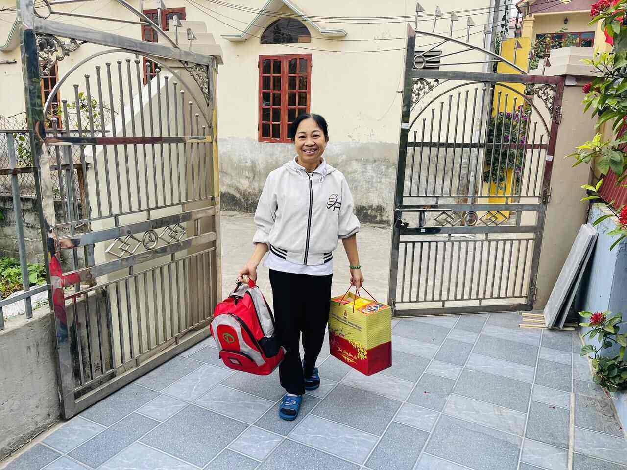 Ms. Nguyen Thi Lung is excited to return to Hai Duong to celebrate Tet with her family. Photo: Mai Huong