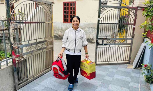 Chị Nguyễn Thị Lúng phấn khởi khi được về Hải Dương đón Tết cùng gia đình. Ảnh: Mai Hương