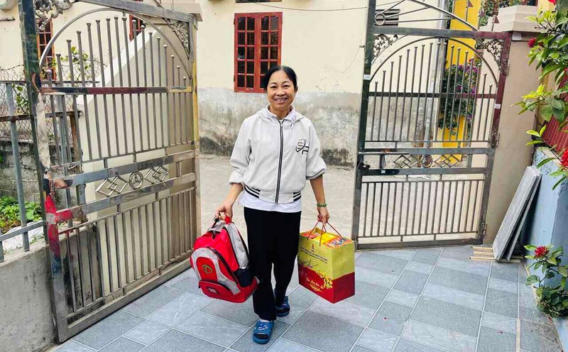 Ms. Nguyen Thi Lung is excited to return to Hai Duong to celebrate Tet with her family. Photo: Mai Huong