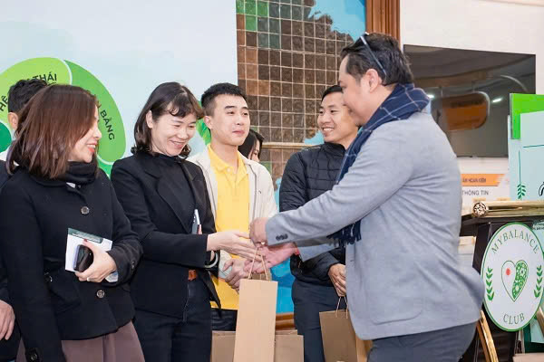 Ong Ho Minh Tri - Tong Giam doc Balance Distributions tang qua tai su kien. Anh: Balance Distributions