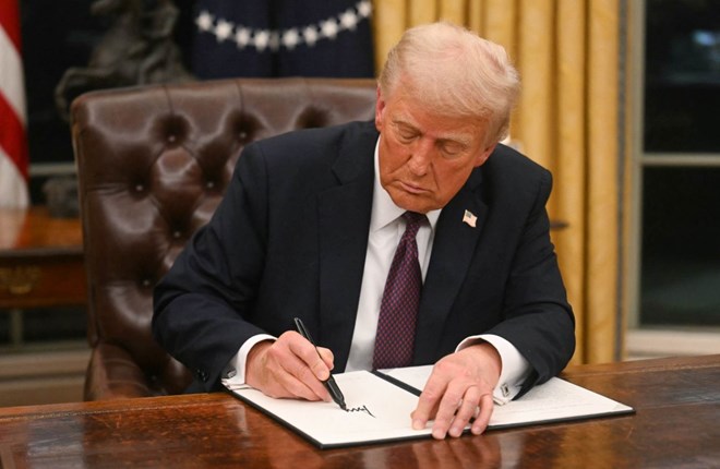 President Donald Trump signs an executive order in the Oval Office of the White House in Washington, DC on January 20, 2025. Photo: AFP