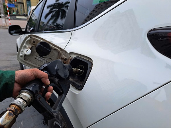 World oil prices have decreased simultaneously, domestic gasoline prices are expected to be adjusted down this afternoon. Photo: Ha Vy