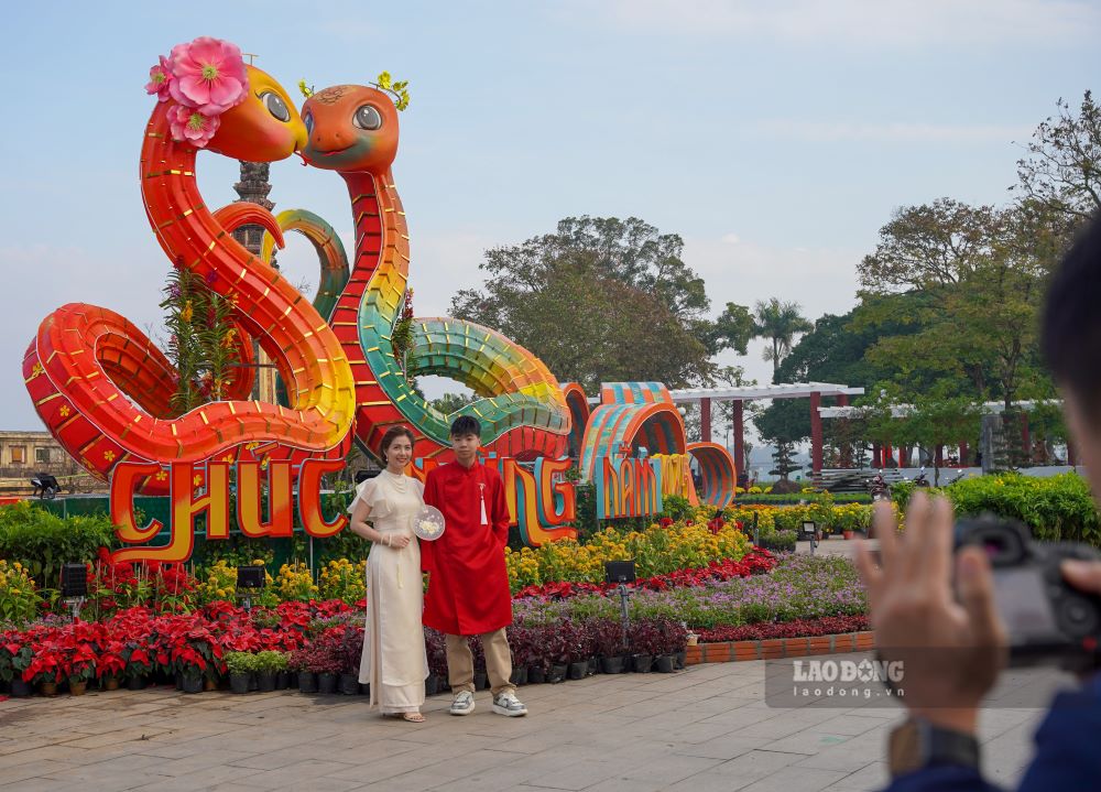 Su dan xen tai tinh giua cac mau sac nay tao nen an tuong sau dam va doi chat nghe thuat cho linh vat. Tu dang ve uon luon cua con ran den su huyen bi cua Hue, du khach chac chan se co nhung buc anh an tuong tai noi day.