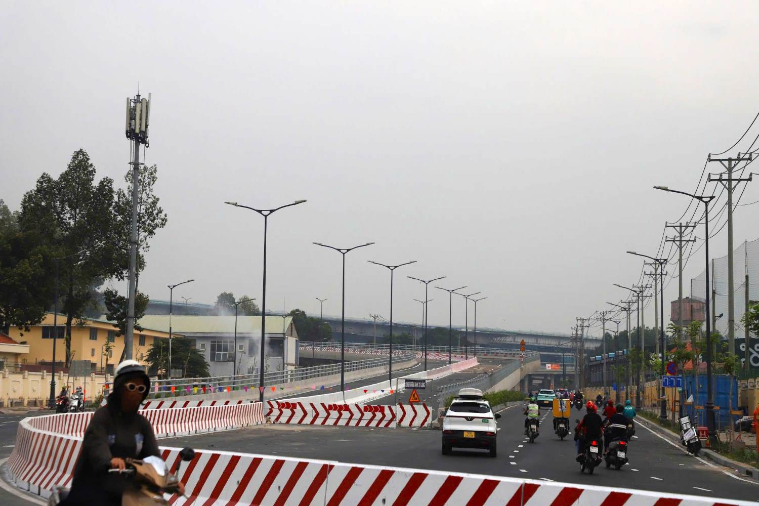 The road connecting Tran Quoc Hoan - Cong Hoa through Tan Son Nhat airport's T3 terminal. Photo: Minh Quan