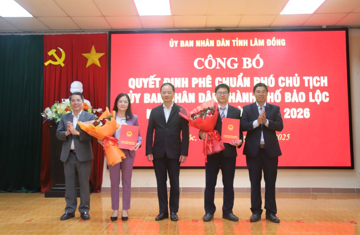 Two new Vice Chairmen of Bao Loc City People's Committee. Photo: Bao Lam