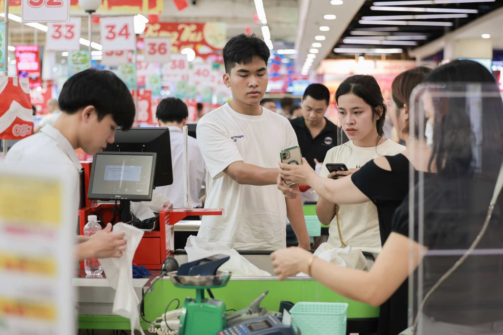 Người dân Thủ đô chuyển đổi số, thực hiện thanh toán không dùng tiền mặt. Ảnh: Hải Nguyễn