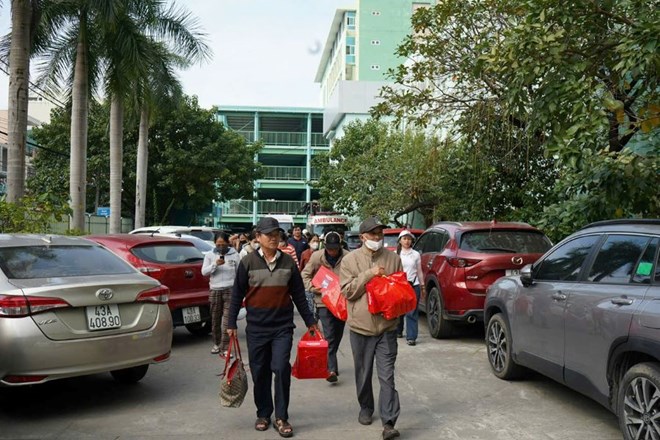 Chuyến xe nghĩa tình đưa bệnh nhân tại Đà Nẵng về quê ăn Tết