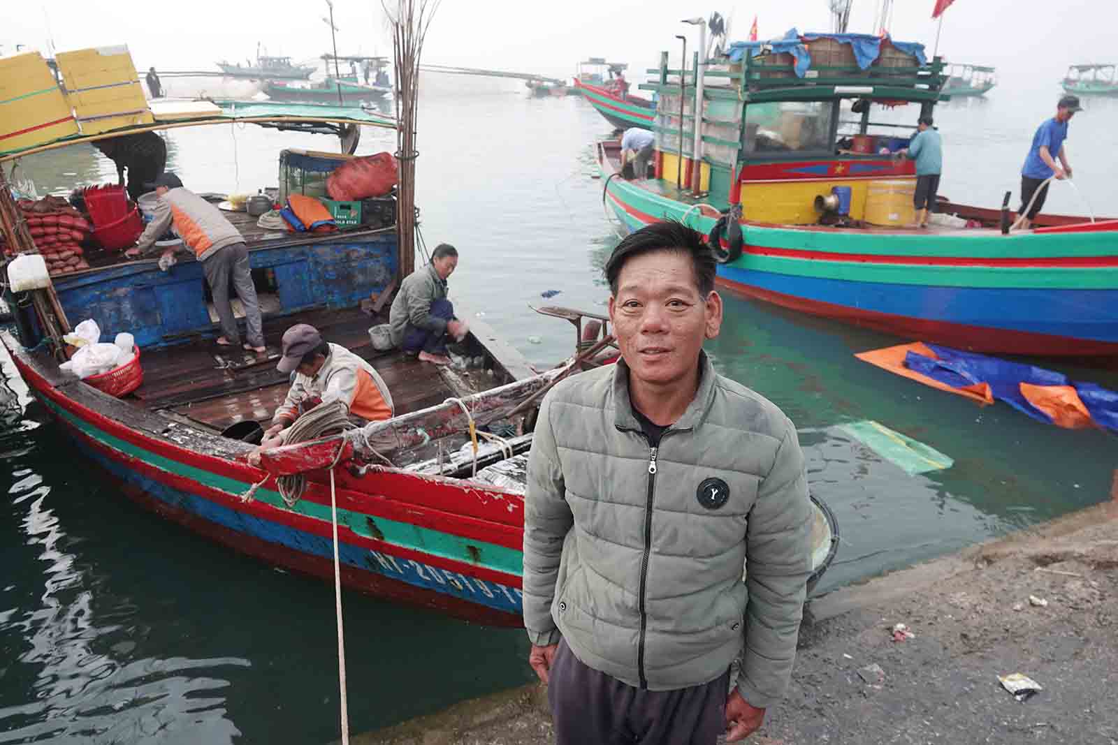 Ngu dan Cuong noi ve chuyen ra khoi cuoi nam thu duoc 20 trieu dong, anh em vui vi co tien tieu Tet. Anh: Tran Tuan.