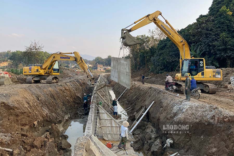 Cong nhan lam viec khan truong trong nhung ngay can Tet Nguyen dan.