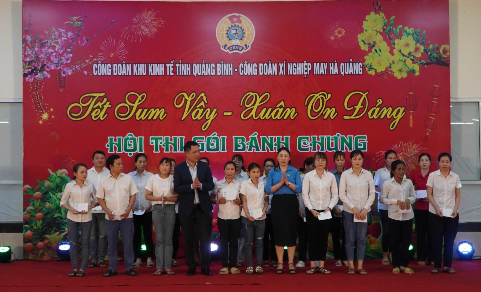 Many Tet gifts have come to workers and laborers. Photo: Hoang Phi