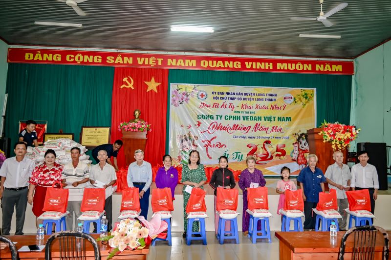 Bà Nguyễn Thu Thuỷ - Phó Giám đốc Đối ngoại Vedan Việt Nam (áo đỏ) đến trao quà Tết cho người dân tại xã Tân Hiệp. Ảnh: Vedan 