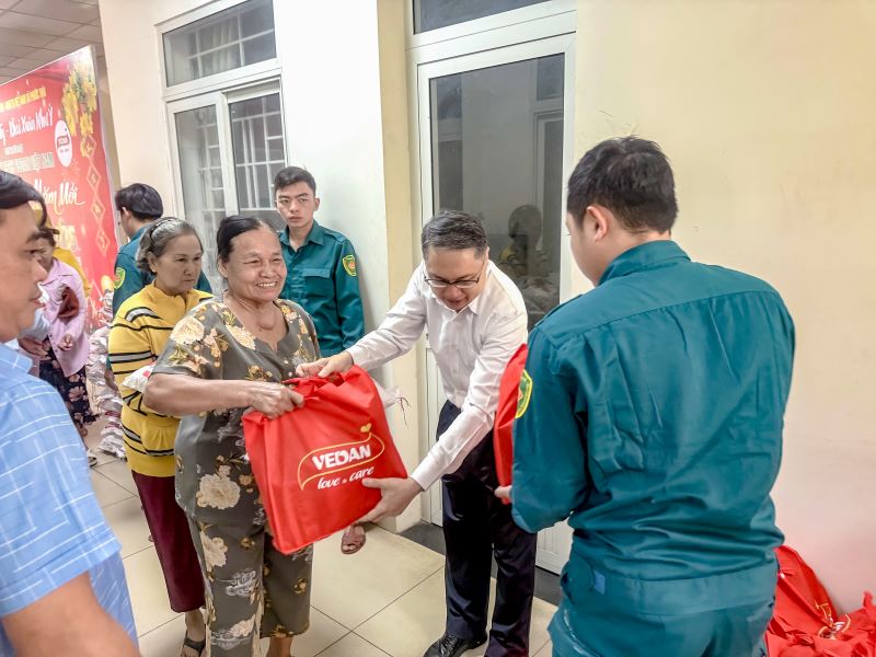 Ông Ni Chih Hao - Tổng giám đốc Vedan Việt Nam (áo trắng) trao quà Tết cho bà con tại xã Phước Thái, huyện Long Thành. Ảnh: Vedan 