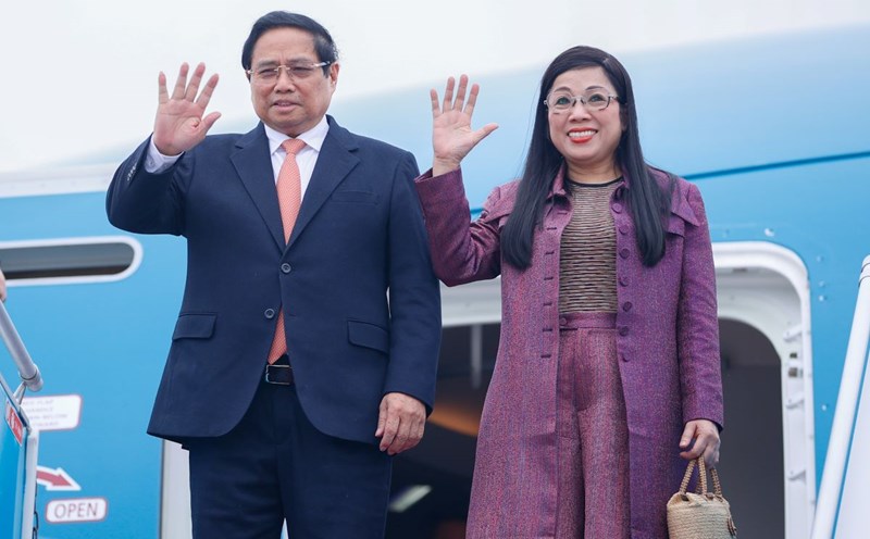 Politburo member, Prime Minister Pham Minh Chinh and his wife arrived in Hanoi at noon on January 23, 2025. Photo: VGP