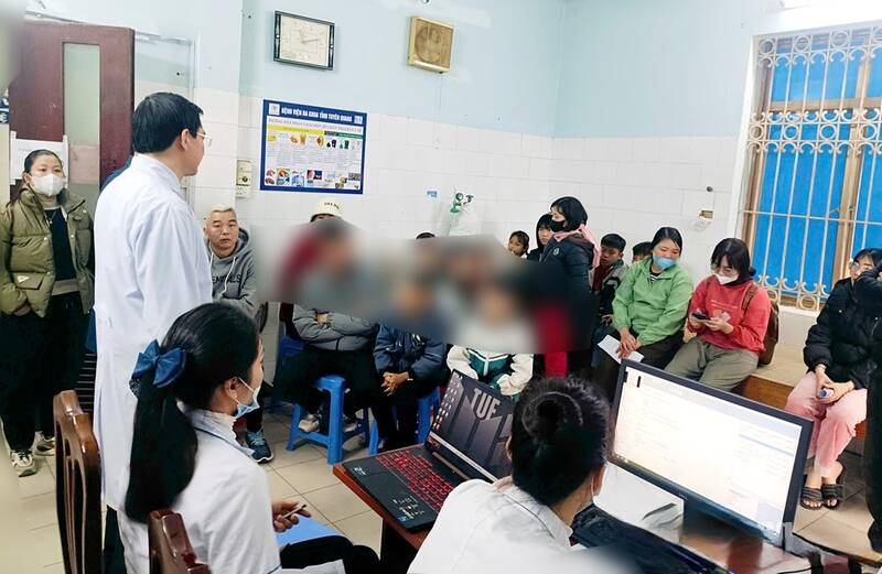 Students hospitalized after drinking strange liquid. Photo: Minh Hoa