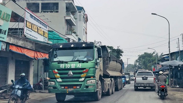 Đường quá tải tiềm mất an toàn giao thông. Ảnh: Thu Hằng