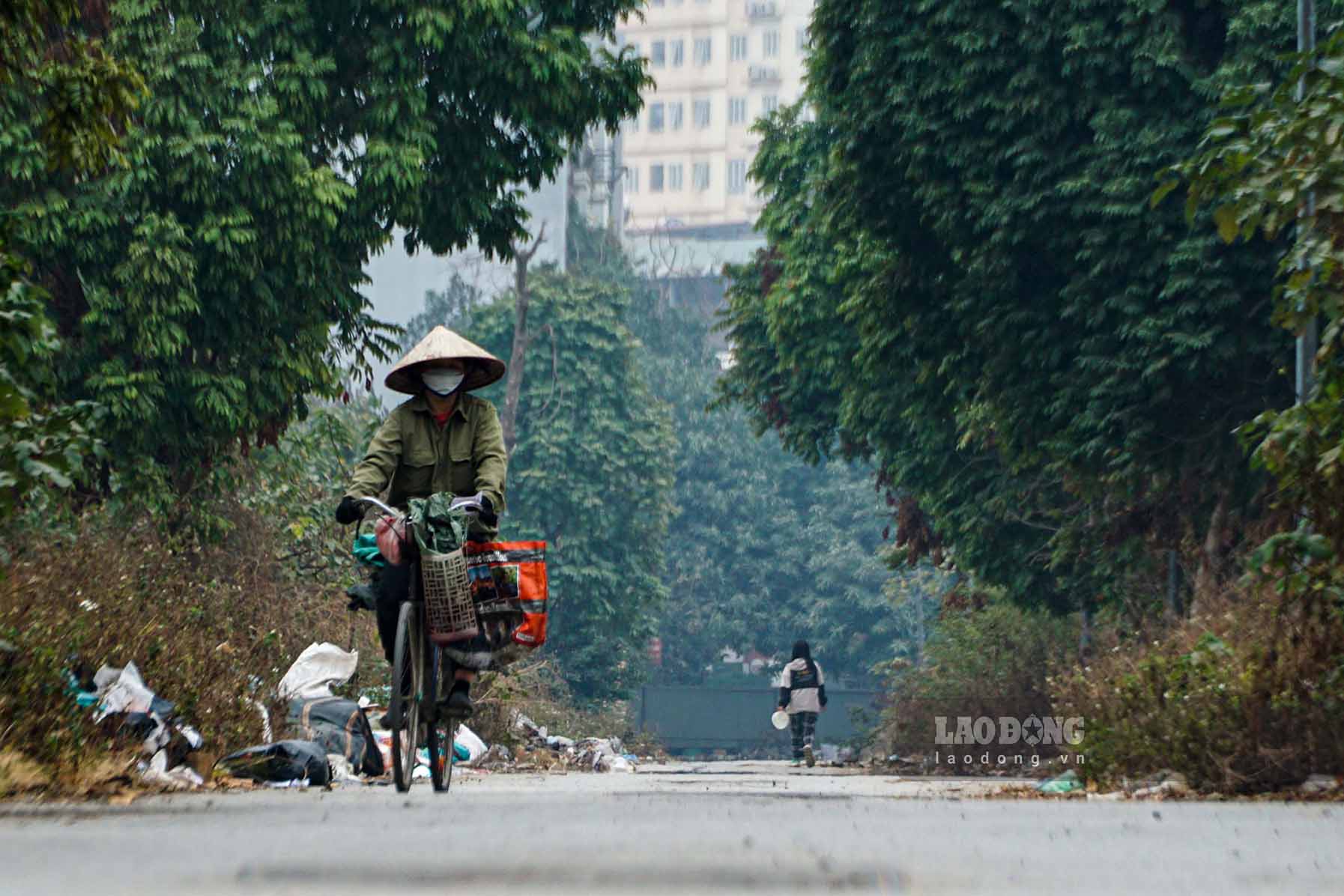 Pho Chu tich UBND phuong Van Phuc Nguyen Van Khanh cho biet, trong dip chuan bi don Tet, luc luong chuc nang va nguoi dan da thu gom khoang 26 tan rac thai. Tuy nhien, tinh trang do trom rac van tai dien do khu vuc van con nhieu dat trong va khu vuc giap ranh. UBND phuong cung da phoi hop voi quan Ha Dong giai toa hon 1.000m2 dat bi chiem dung de kinh doanh vat lieu xay dung trai phep.