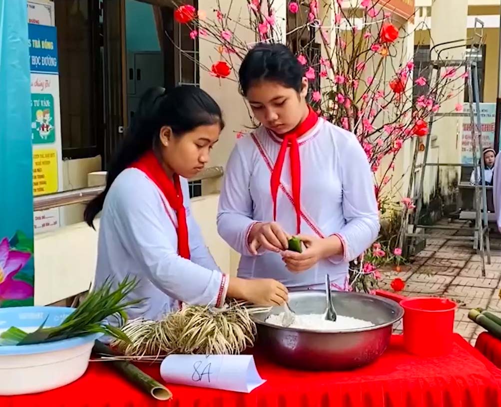 Cor ethnic students in Tra Bong district, Quang Ngai province celebrate Nga Ra Tet. Photo: Vien Nguyen.